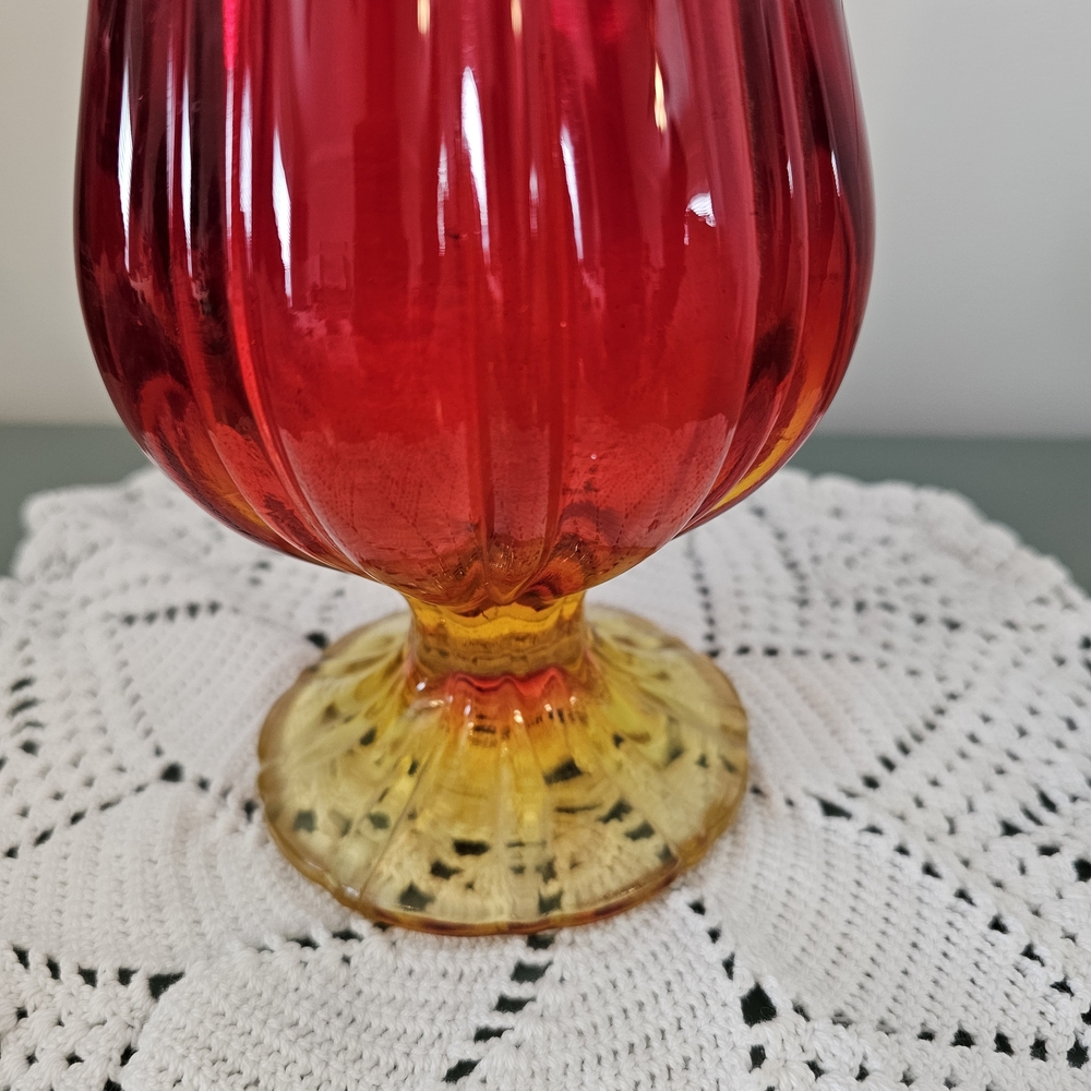 Elegant "Vintage" L.E. Smith Red Swung Glass Vase - Picture 3 of 15